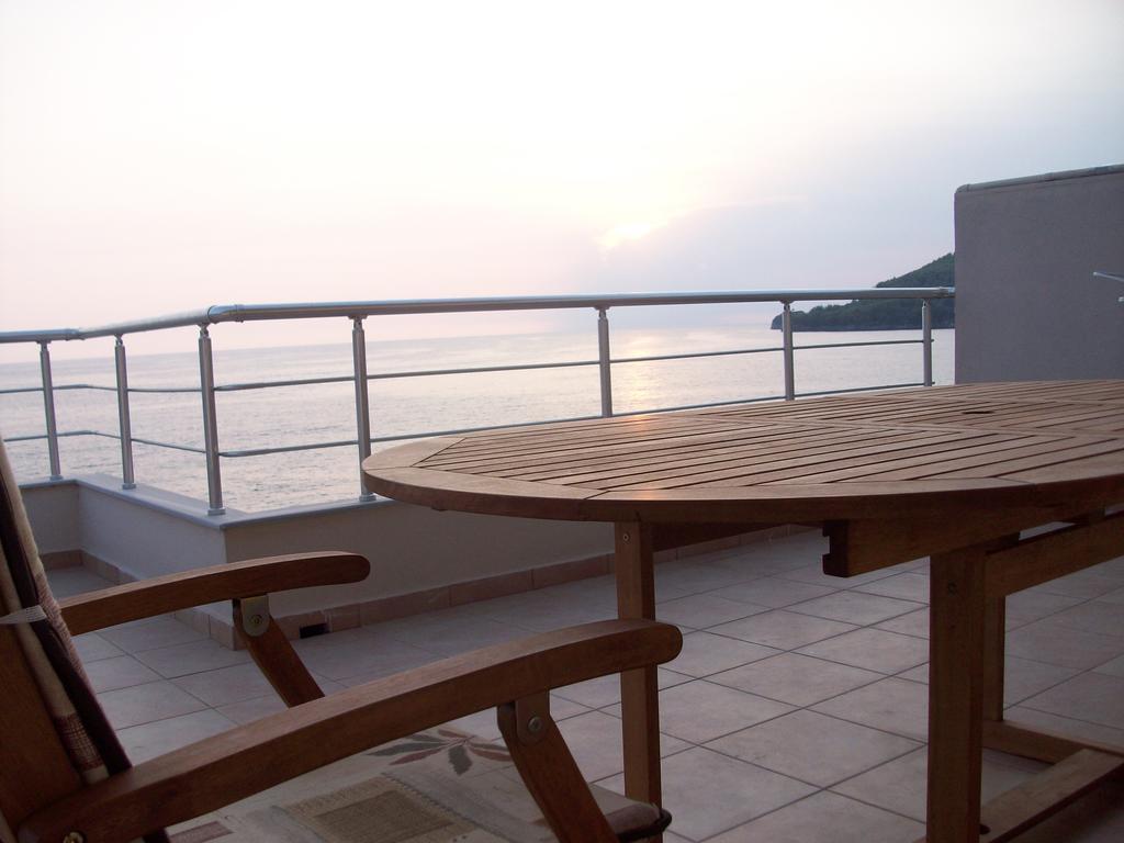 Magic Ionian Apartments & Rooms Химара Экстерьер фото